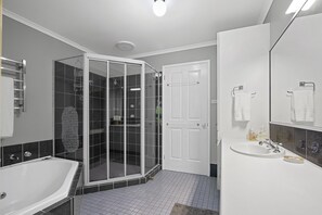 Badewanne, Whirlpool, Haartrockner, Handtücher