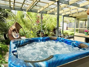 Outdoor spa tub - Beach Stay Love is everything you need with a 3 minutes stroll to the beach. (Culburra beach)