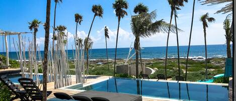 Piscine extérieure, piscine à débordement