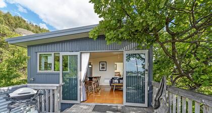 The Lookout - Lovely home with views over the city to the beautiful Tasman Bay!