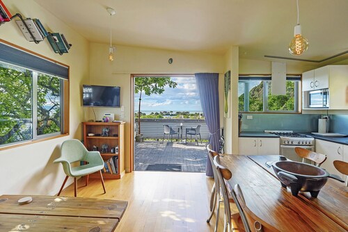 The Lookout - Lovely home with views over the city to the beautiful Tasman Bay!