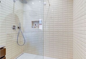Shower, hair dryer, towels, soap - 2bedroom Bungalow ,air con Gas BBQ heated shared pool  (Estômbar)