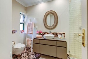 Ein Badezimmer mit Toilette, Waschbecken und Dusche.