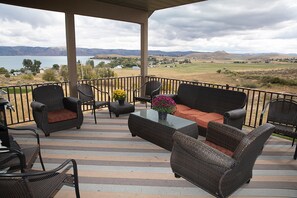 Terrace/patio - 7 Bedrooms Lake/Mountain views, Hot Tub, Theater room. Great for all seasons (Garden City)
