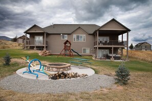 Terrace/patio - 7 Bedrooms Lake/Mountain views, Hot Tub, Theater room. Great for all seasons (Garden City)