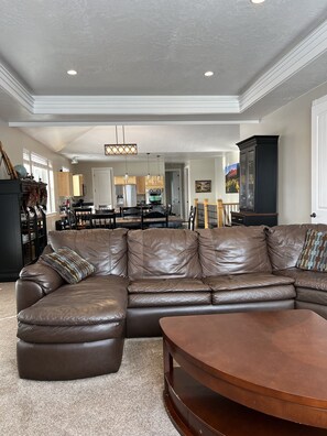 TV connectée, cheminée, lecteur de DVD, baby-foot