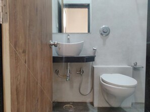 Camera Deluxe | Bagno | Doccia, set di cortesia gratuito, accappatoio, asciugamani