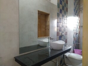 Executive Double Room | Bathroom | Shower, free toiletries, bathrobes, towels - Aapni Haveli (Jaisalmer)