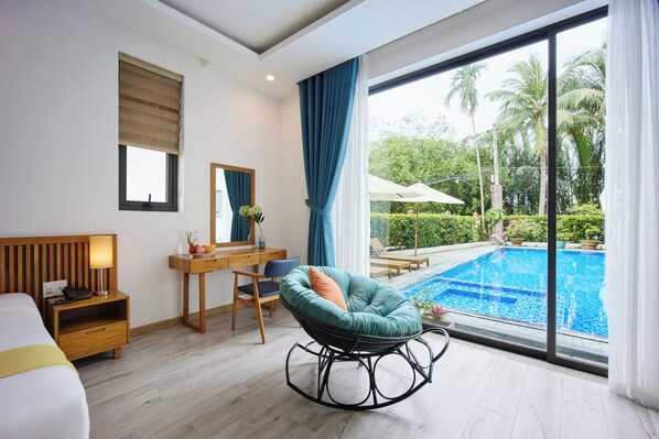 Seniorihuone, 1 suuri parisänky, näköala uima-altaalle | Näkymä huoneesta