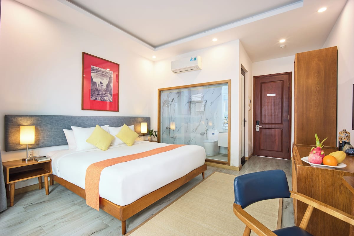 Habitación superior, 1 cama de matrimonio grande, balcón | Ropa de cama de alta calidad y edredones de plumas