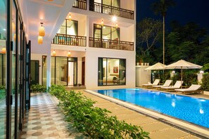 حمّام سباحة خارجي، مظلات على حمّام السباحة، مقاعد للتشمس