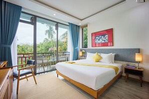 Deluxe-huone, 1 suuri parisänky, parveke, näköala uima-altaalle | Huoneen varustelu