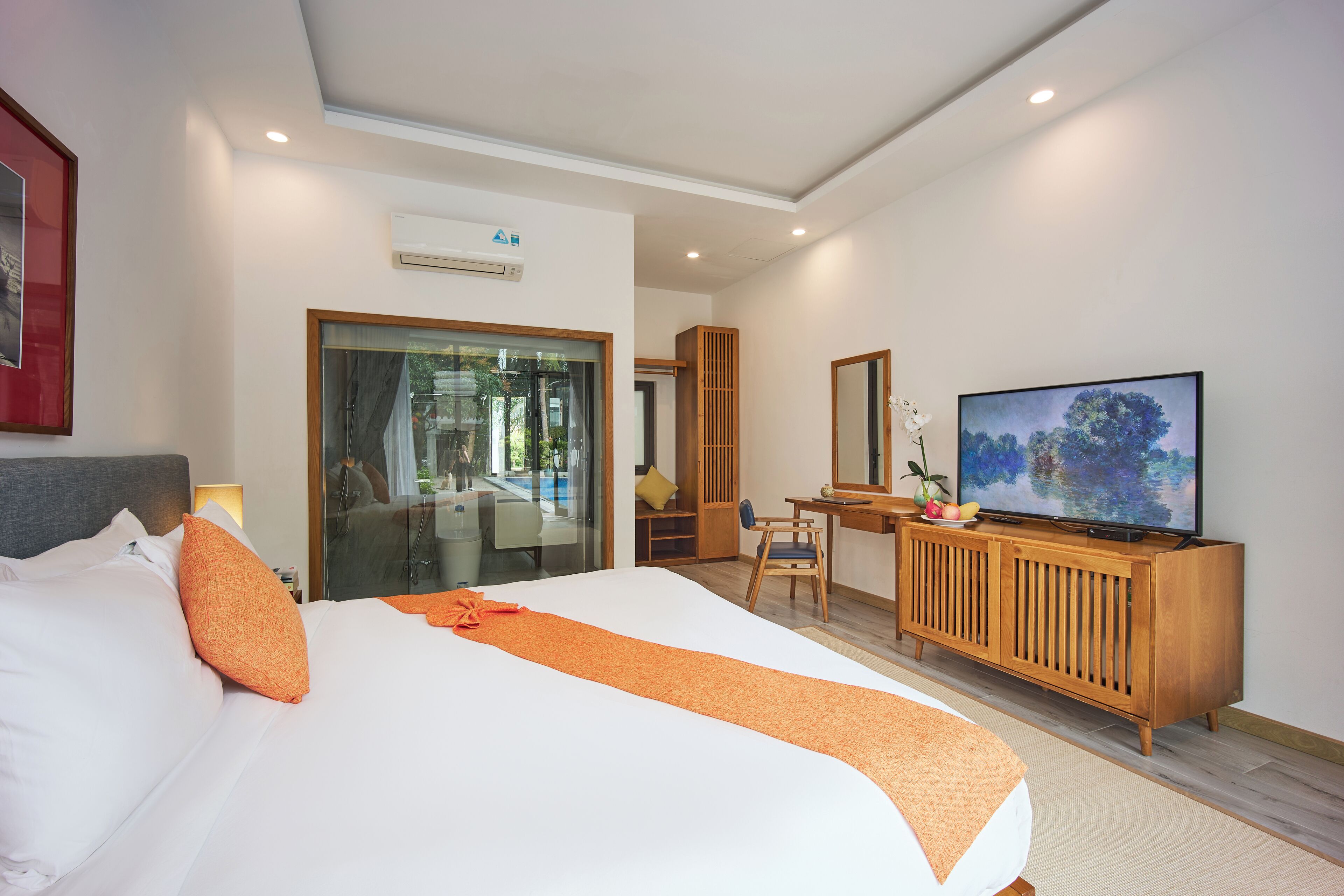 Kamar Deluks, 1 Tempat Tidur King, pemandangan kebun | Seprai premium, selimut bulu angsa, busa memori, dan minibar