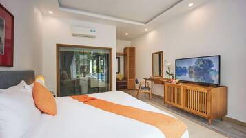 Kamar Deluks, 1 Tempat Tidur King, pemandangan kebun | Seprai premium, selimut bulu angsa, busa memori, dan minibar