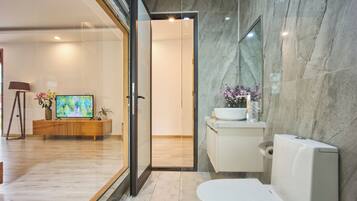 Senior Room, 1 King Bed, Pool View | Bathroom | Shower, rainfall showerhead, eco-friendly toiletries, hair dryer