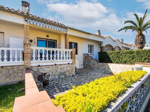 Property grounds - Holiday Home in Catalonia near Beach (Sant Pere Pescador)