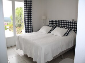 4 slaapkamers, een strijkplank/strijkijzer, wifi