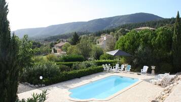 Een verwarmd zwembad