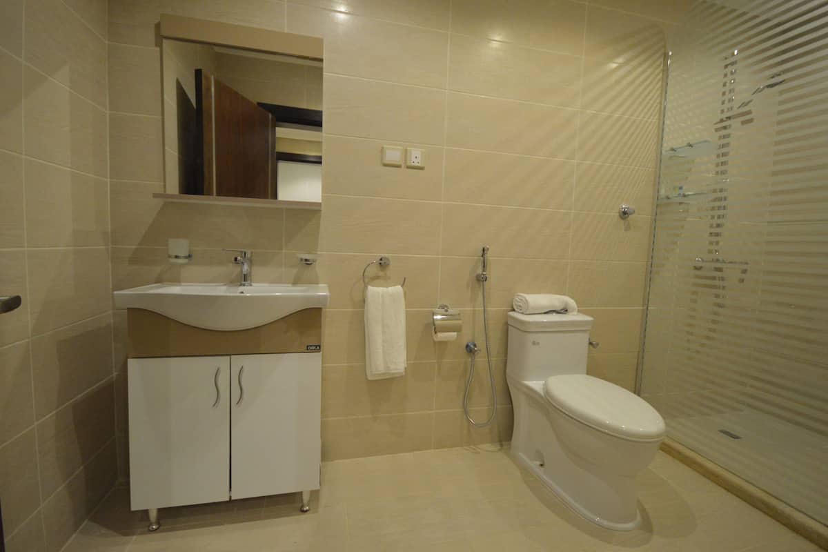 Ein modernes Badezimmer mit Waschbecken, Toilette und Dusche.