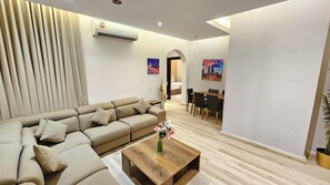 Royal Room | Living area | Flat-screen TV - Rahhal Albahr Serviced Apartments (Jeddah)