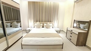 Royal Room | Desk, blackout drapes, soundproofing, iron/ironing board - Rahhal Albahr Serviced Apartments (Jeddah)