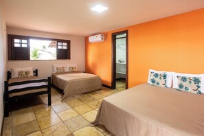 5 bedrooms, desk, travel cot, free WiFi