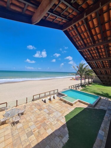 Haus in Cumbuco, Fuß im Sand, mit zwei Balkonen und Pool.