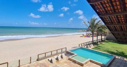 Haus in Cumbuco, Fuß im Sand, mit zwei Balkonen und Pool.