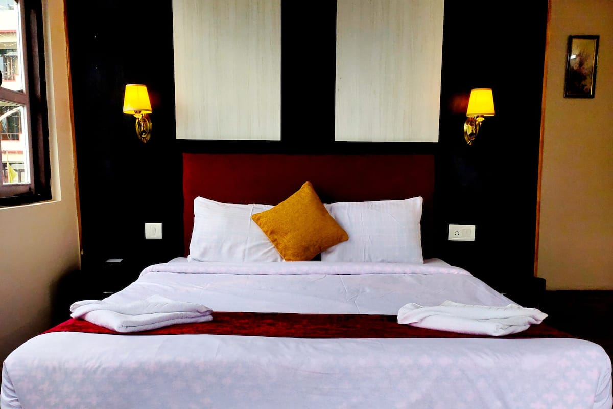 Luxury Double Room | Soundproofing, WiFi (free)