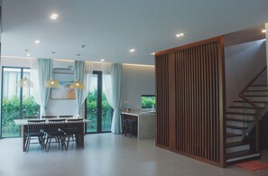 Deluxe-Villa, 3 Schlafzimmer | Wohnbereich | 40-Zoll-Flachbildfernseher mit Kabelempfang, Fernseher