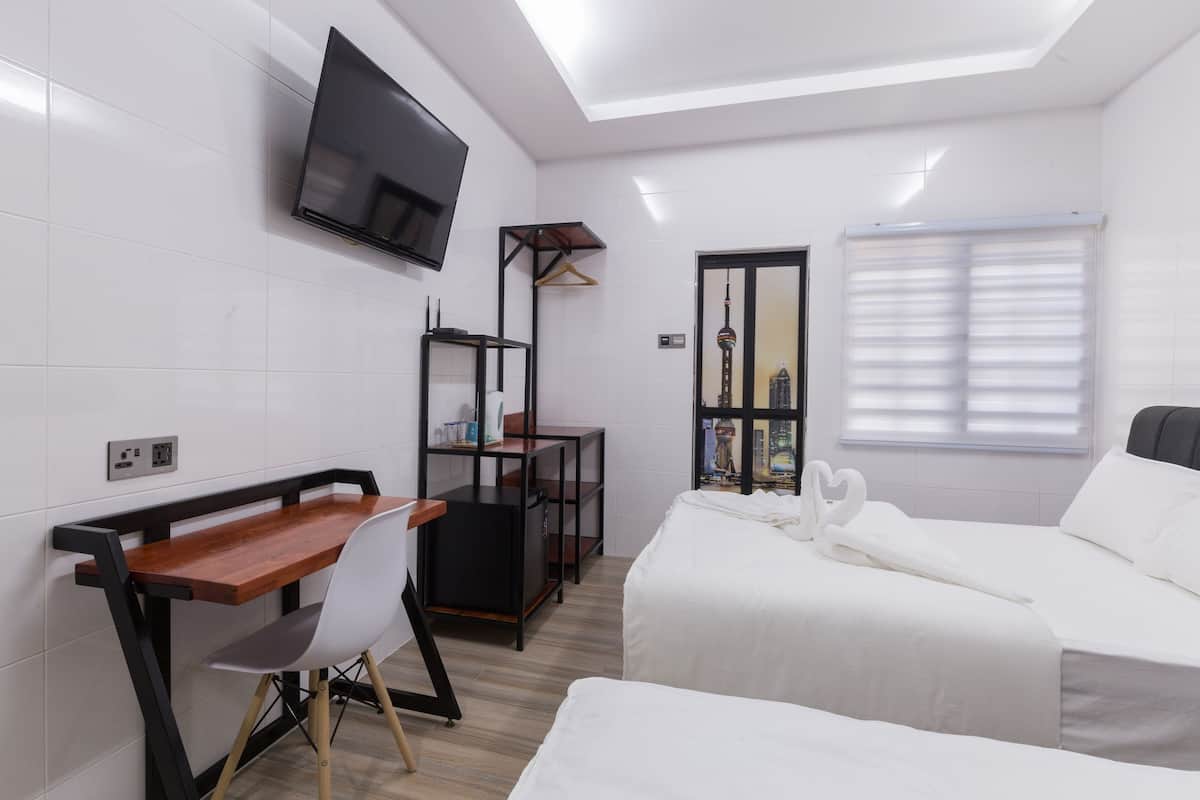 Deluxe Triple Room | Desk, laptop workspace, soundproofing, iron/ironing board