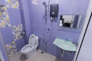 Chambre Deluxe avec lits jumeaux | Salle de bain | Douche, sèche-cheveux, chaussons, serviettes fournies