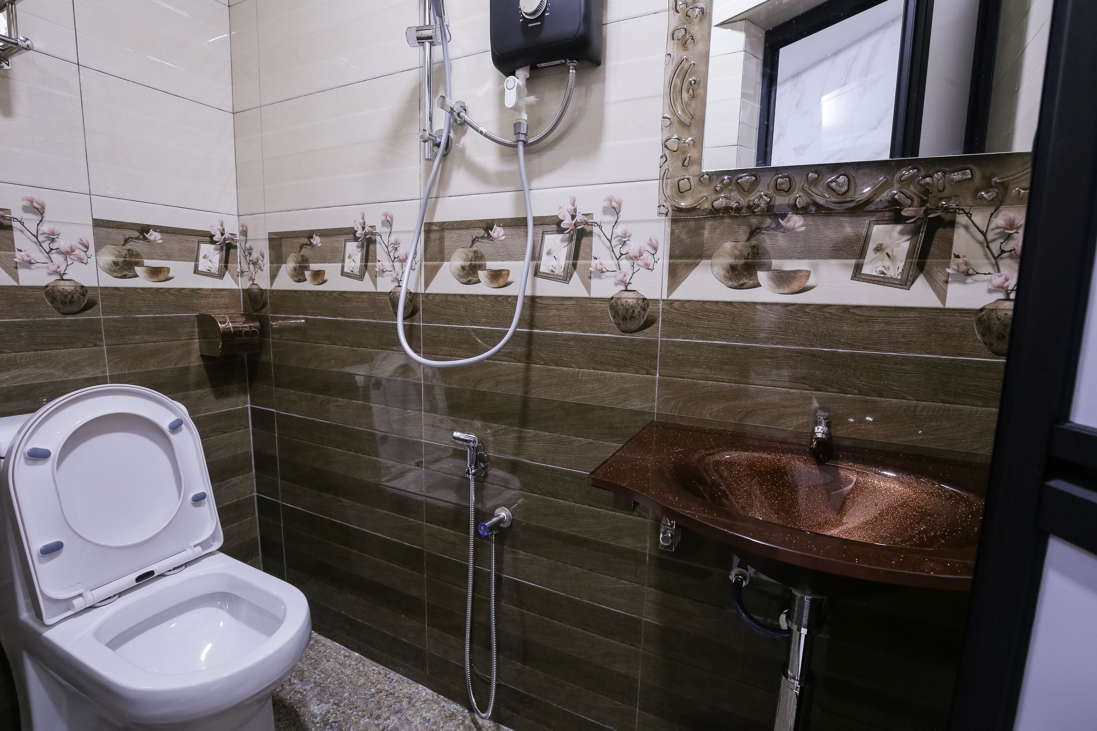 Un baño con inodoro, ducha y lavamanos.