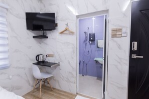 Chambre Deluxe avec lits jumeaux | Salle de bain | Douche, sèche-cheveux, chaussons, serviettes fournies