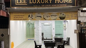 A showroom for Lee Luxury Home Enterprise with a display of room layouts including double, triple, and quadruple rooms. - Lee Luxury Home USM Penang (George Town)