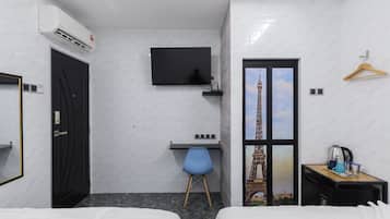 Deluxe Quadruple Room | Desk, laptop workspace, soundproofing, iron/ironing board