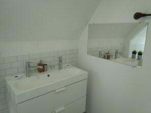 Shower, hair dryer, towels, soap - THE NEW STANDARD PROX BALE WORKSHOP / LOFT (Habsheim)