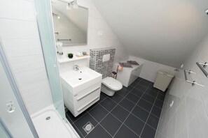 Shower, hair dryer, soap, shampoo - Luxury apartment in the center of the town. (Split)