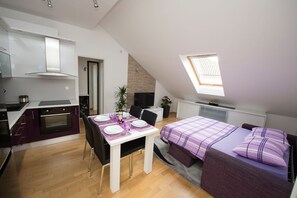 2 bedrooms, in-room safe, iron/ironing board, free WiFi