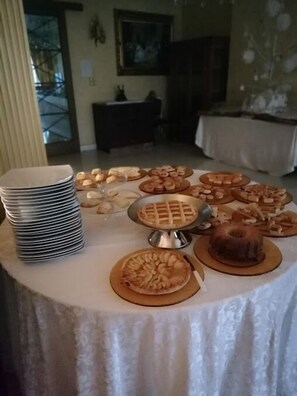 Petit déjeuner buffet servi tous les jours en supplément