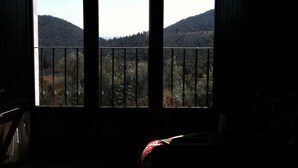 A room with a balcony overlooking a mountainous landscape. - Rural house El Lucero, in the heart of the mountains (full rental) (Alájar)