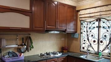 Lemari es besar, microwave, kompor, dan penanak nasi
