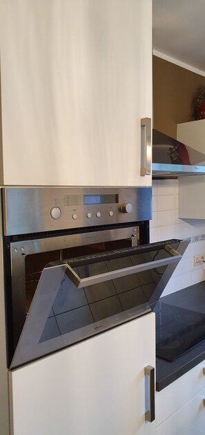 Four à micro-ondes, cafetière-théière, vaisselle et ustensiles