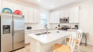 Refrigerador, horno, placa de cocina, lavavajillas