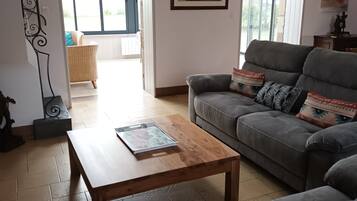 Télévision, lecteur de DVD, livres, chaßne hi-fi