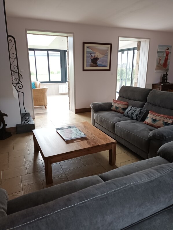 Televisio, DVD-soitin, kirjoja, stereot