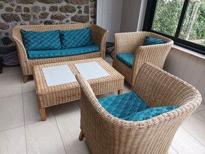 Télévision, lecteur de DVD, livres, chaîne hi-fi