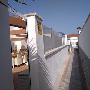 Outdoor dining - Beautiful modern villa (San Bartolomé de Tirajana)