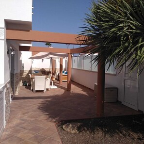 Outdoor dining - Beautiful modern villa (San Bartolomé de Tirajana)