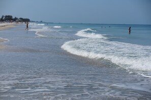 En la playa, camastros y toallas de playa 